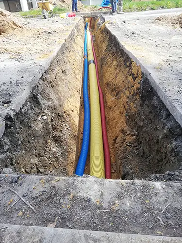 Travaux VRD reseaux photos des gaines techniques dans une tranchées pour les arrivées d'eau potable, de gaz et d'électricité