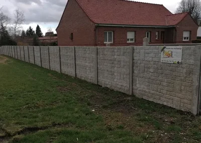 Une clôture en béton posée par SG Aménagement à Caudry en limite de terrain