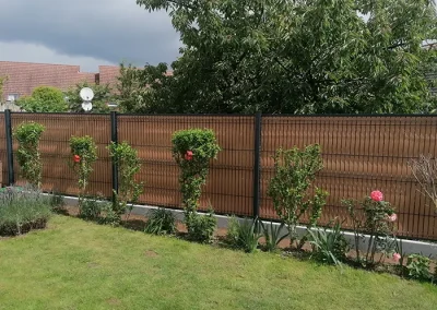 pose d'une clôture en panneau rigide pour une occultation optimale et conservation de l'intimité dans un jardin en ville à Valenciennes