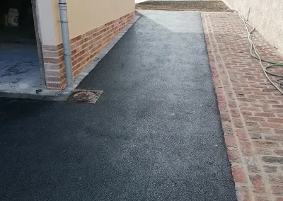 photo d'une allée avec enrobés et un pavage avec brique de récupération