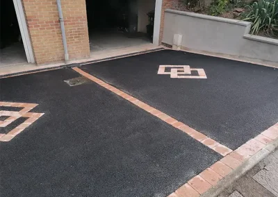 Photo d'enrobés réalisés par SG Aménagement et de pavés béton à Aulnoy les Valenciennes pour l'aménagement extérieur devant garage