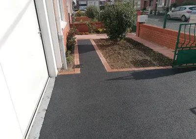 Photo d'enrobés pour la réalisation d'une entrée de maison à Somain par SG Aménagement