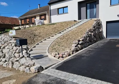 Pose d'un enrobé combiné avec pose d'un escalier en pavés