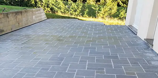 Photo d'une terrase en pierre réalisée par SG Aménagement à Vervin