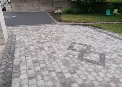 photo d'une terrasse en pavés béton avec dessin personnalisé
