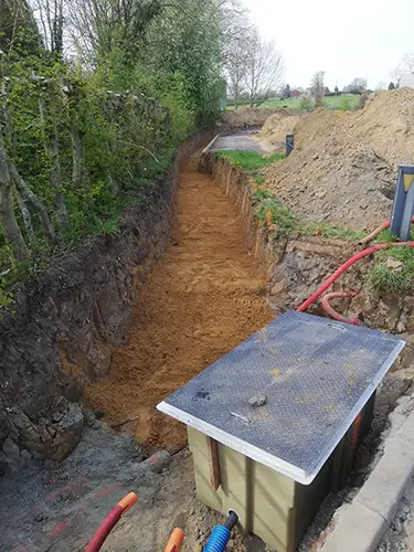 tranchee pour VRD Photo d'une tranchée avant réalisation des travaux de voiries et réseaux divers par SG Aménagement