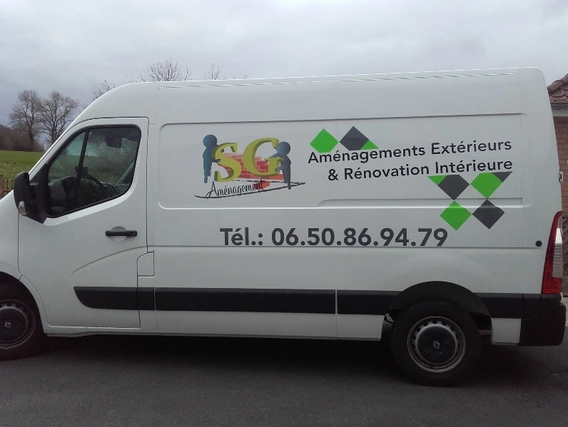 fourgon de l'entreprise SGAMENAGEMENT pour l'aménagement extérieur sur cambrai